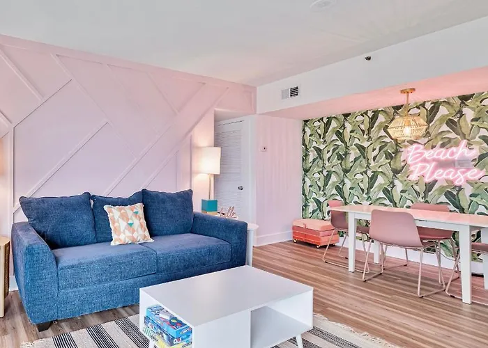 Please 2 Bedroom 2 Bath Sleeps 6 3*