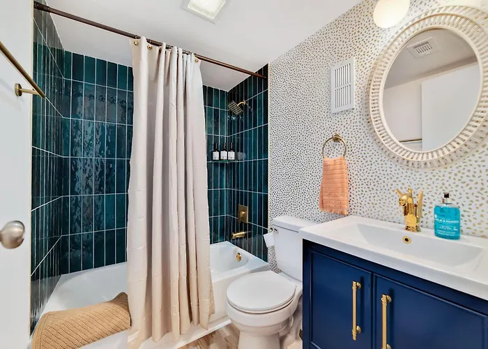 Please 2 Bedroom 2 Bath Sleeps 6 3*